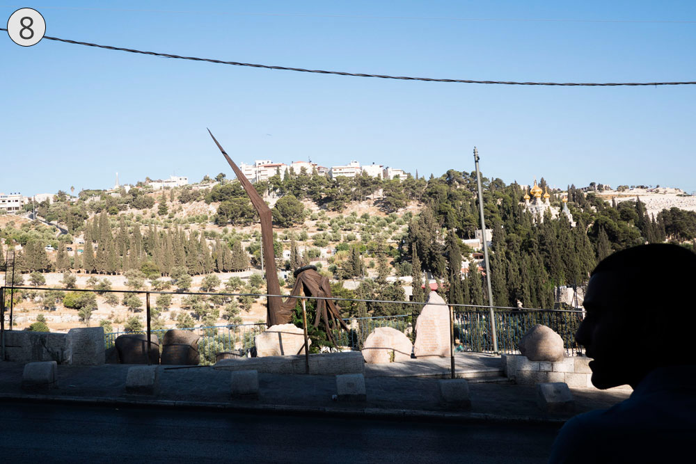 תחנה שמינית: האנדרטה לחללי חטיבת הצנחנים, שלחמו כאן ב-1967 ושחררו את העיר העתיקה. הוונדליזם חוגג העיר העתיקה ירושלים אנדרטת הצנחנים