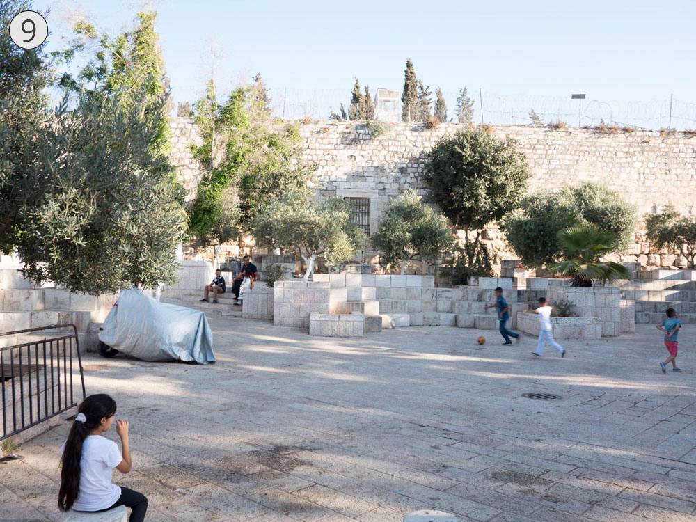 תחנה תשיעית: בריכת ישראל, שהייתה פעם בריכה אמיתית והיום היא מגרש חניה וגן העיר העתיקה ירושלים בריכת ישראל