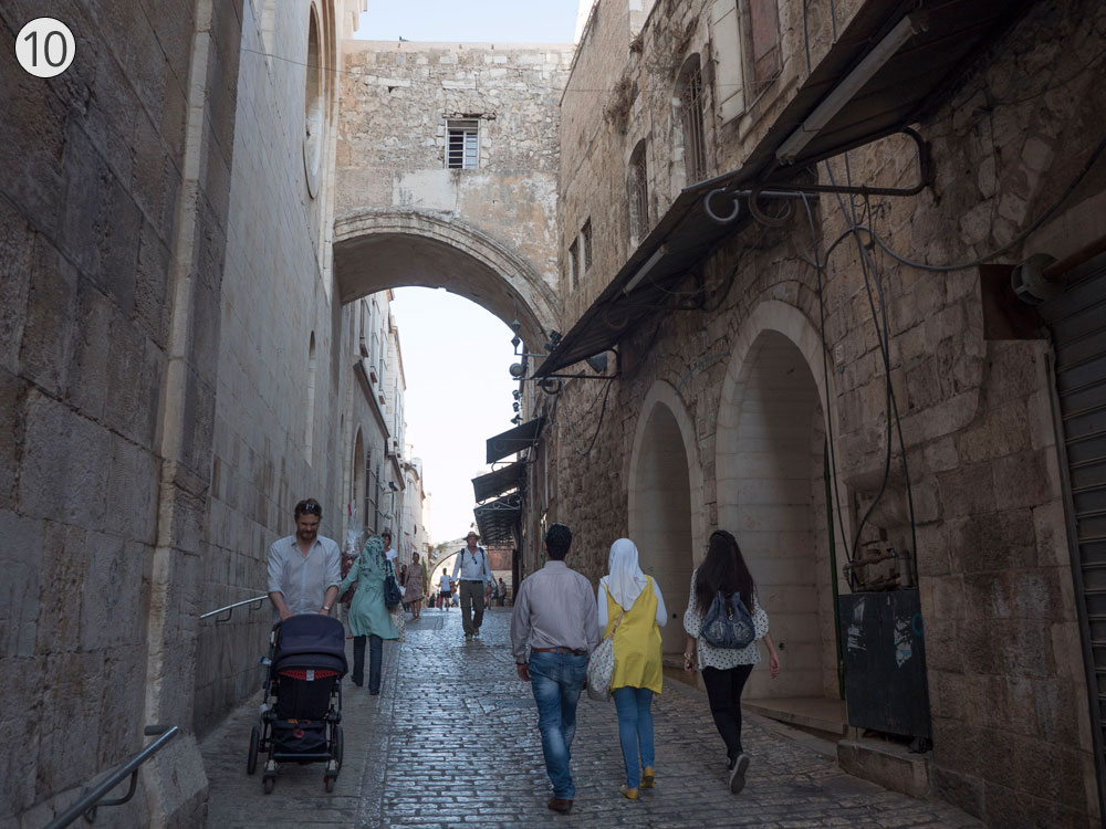 תחנה עשירית: קשת Ecce Homo ברחוב שער האריות. היא קרויה על שם הציטוט המפורסם שמיוחס לפונטיוס פילאטוס, על ישו העיר העתיקה ירושלים קשת אקה הומו ברחוב שער האריות