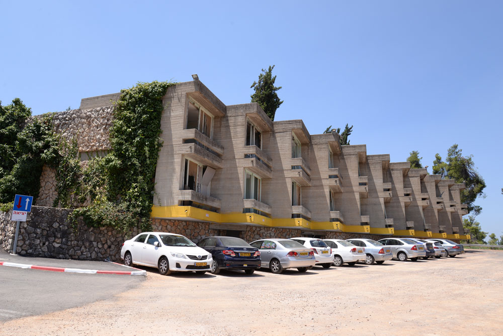 זהו בית בוסל עצמו, על שמו של אחד ממייסדי קבוצת דגניה. יעקב רכטר, חתן פרס ישראל לאדריכלות, סיים אותו ב-1968 בתקופת השיא של בתי ההבראה ההסתדרותיים. קל למצוא את הדמיון בינו לבין הפרויקט הנודע ביותר שלו, ''בית מבטחים'' בזכרון יעקב שהפך לאחרונה למלון אלמא (לחצו על התמונה כדי לראות) בית בוסל המכללה צפת בית רכטר