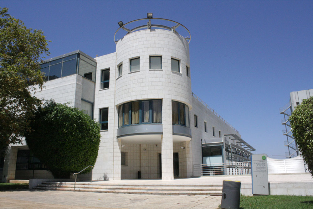 איפה כאן התערוכה בכלל? הסגפנות של הטכניון היא הקצה השני של הספקטרום, הכי רחוק מהראוותנות של תל אביב הגשות בוגרים אדריכלות טכניון 2013