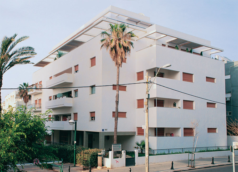 שימור ספר אמנון בר  גורדון 9 המבנה לאחר השלמת השימור ותוספת שתי הקומות העליונות 2004  