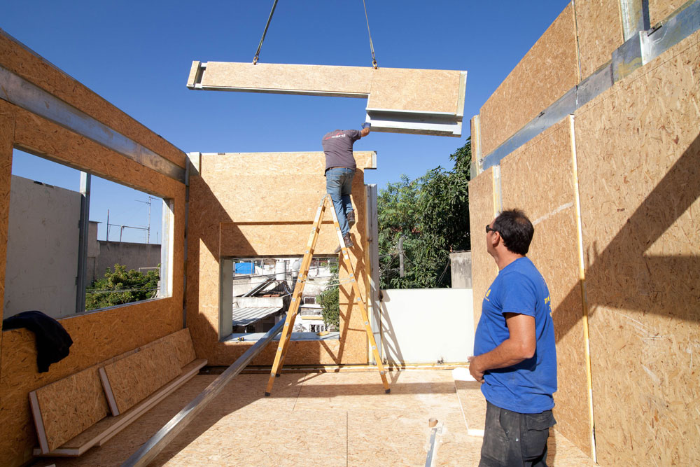 הקמת השלד ארכה 10 ימים: הקירות עם פתחי החלונות והדלתות, וכן מרכיבי שלד הפלדה, יוצרו ללא מגע יד אדם במפעל. הם הובאו במשאית לאתר, וצוות העובדים של החברה חיברו קיר לקיר עמיחי שרון בית יד אליהו