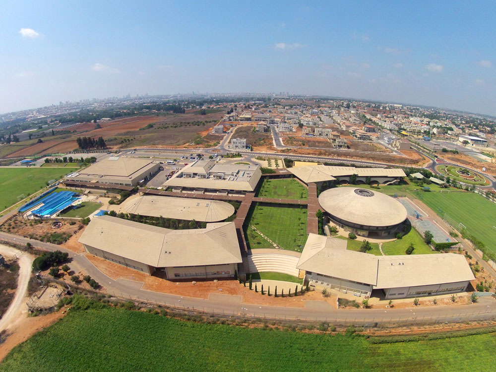 קמפוס בית הספר, בתכנון חיים דותן ופלסנר אדריכלים. מדשאות נרחבות מקיפות את המבנים, אך 7 שנים לאחר הקמתו מתברר שאין מספיק צל והחצר לא ממצה את ייעודה. עכשיו חושבים על נטיעות חדשות בית הספר האמריקאי אבן יהודה