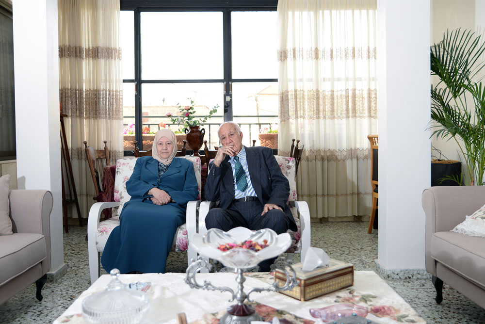 ג'אזי אבו עיטה, לשעבר מורה להיסטוריה ומנהל בית ספר תיכון, ואשתו, לשעבר מורה למתמטיקה. שניהם בפנסיה, הורים לארבע בנות ושני בנים. ''חשוב לי לתעד את הדור הזה, את הזכרונות שלהם, כדי שהדורות הבאים יכירו אותם ואת הסיפור שלהם'' בוגרים 2015 בצלאל צילום היבא קאסם