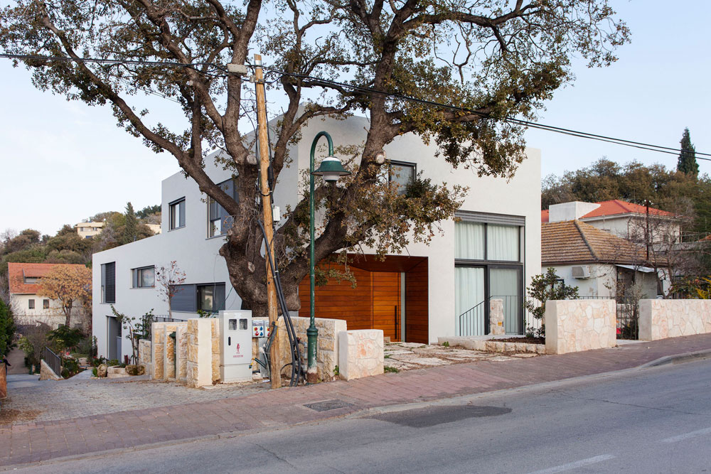 דו משפחתי 1: כאן גרים שני אחים (וההורים בבית הוותיק שבקצה המגרש). ''אנחנו מקבלים הרבה פניות ממשפחות שרוצות לבנות את חייהן יחד ולחלוק את שגרת היום יום. זה מקרב ומאפשר עזרה הדדית'', אומרים האדריכלים שחר לולב ועודד רוזנקיאר so arc בית דו משפחתי טבעון 2