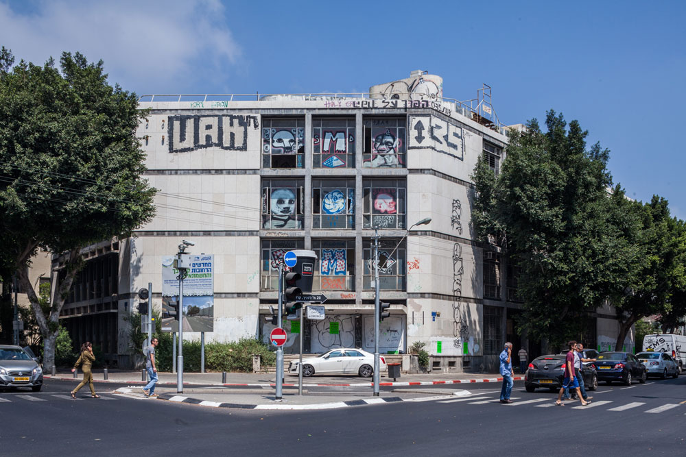 כשהוא מתייחס לשני הרחובות השוקקים שהוא מפגיש, ''בנק החקלאות'' הוא אחד ממבני הציבור החדשניים והמלוטשים שתוכננו בישראל הצעירה של שנות ה-50 בנק החקלאות קרליבך שולמית נדלר