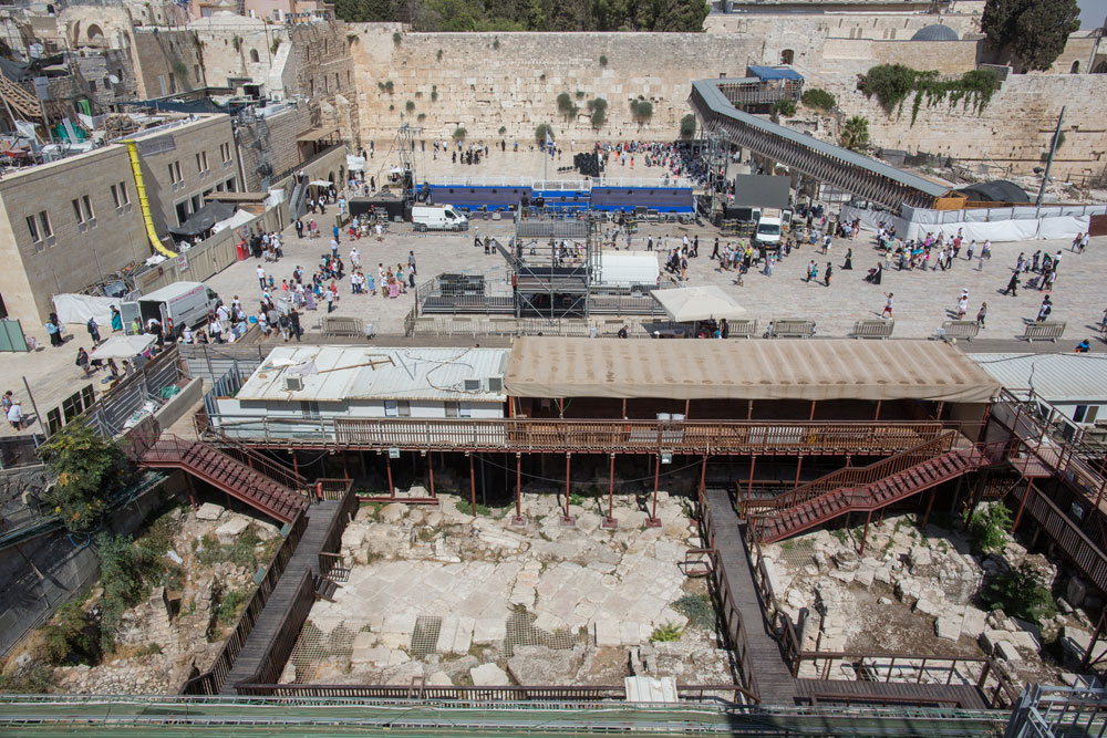 המגרש שבו מבקשת הקרן להקים את הבניין שלה נמצא ממש מול הכותל המערבי. הארכיאולוג מאיר בן דב טוען, כי על המגרש עמד מסגד בית הליבה הכותל ירושלים