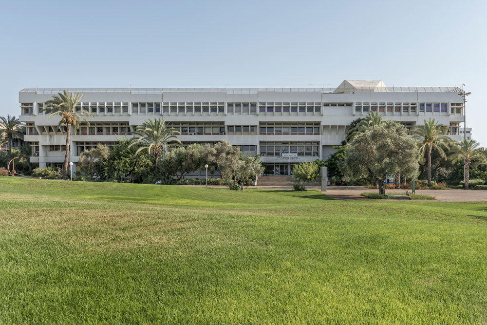 בניין רקנאטי, במבט מהמדשאה המרכזית ובניין מקסיקו בקמפוס. גם הוא נבנה בשלבים, תוך הוספת קומתיים בהמשך הדרך אוניברסיטת תל אביב פקולטה לניהול