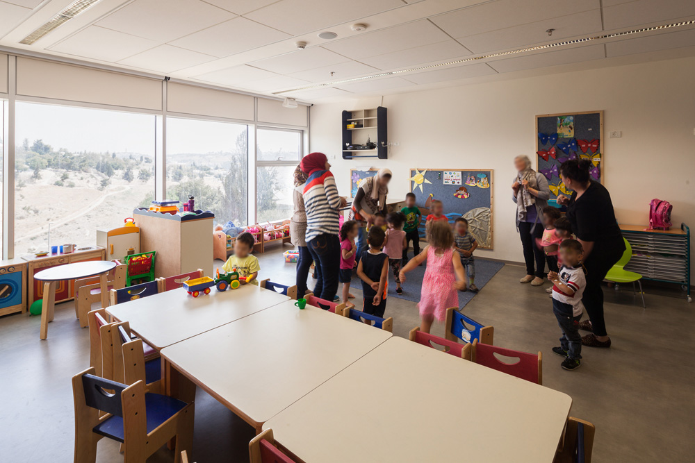 עיצוב הפנים נראה רגיל, על פניו, בכוונה תחילה: לספק לפעוטות ולילדים סביבה שאינה שונה מהותית מהסביבה שבה ישתלבו בהמשך בית מיחא ירושלים