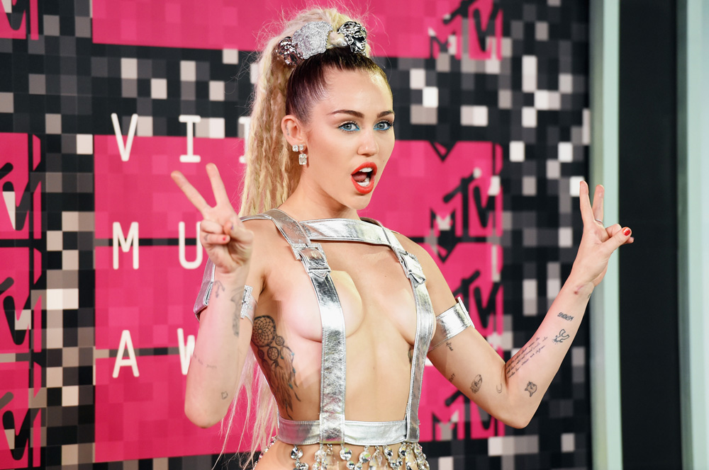 המנחה של הערב: מיילי סיירוס שטיח אדום MTV טקס פרסי VMA מיילי סיירוס