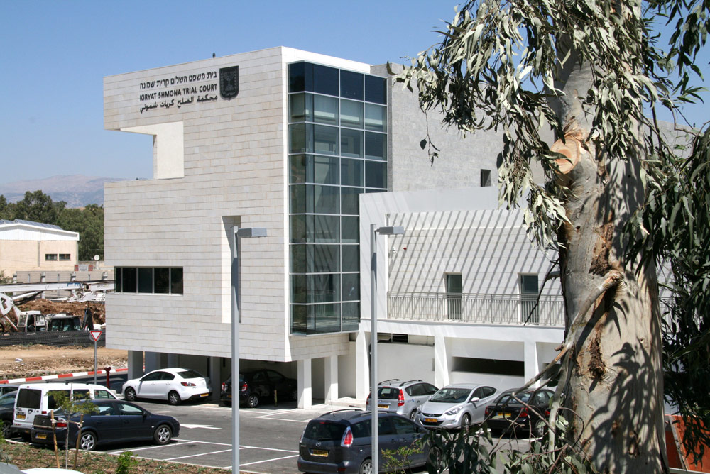בית המשפט הקטן מבין ארבעת החדשים נמצא בקרית שמונה. האדריכליות קרן ידווב ואורית גלעדי החליטו שלא להרוס מבנים קיימים, אלא להתייחס למתחם כולו בית המשפט קרית שמונה