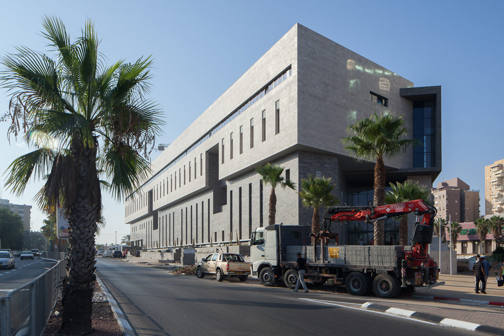 הגדול והיקר מכולם: בית המשפט המחוזי בלוד. מקביל לקו הרחוב לאורך 110 מטרים, גובהו 4 קומות והוא מעניק דופן ברורה לרחוב המרכזי בית המשפט המחוזי לוד