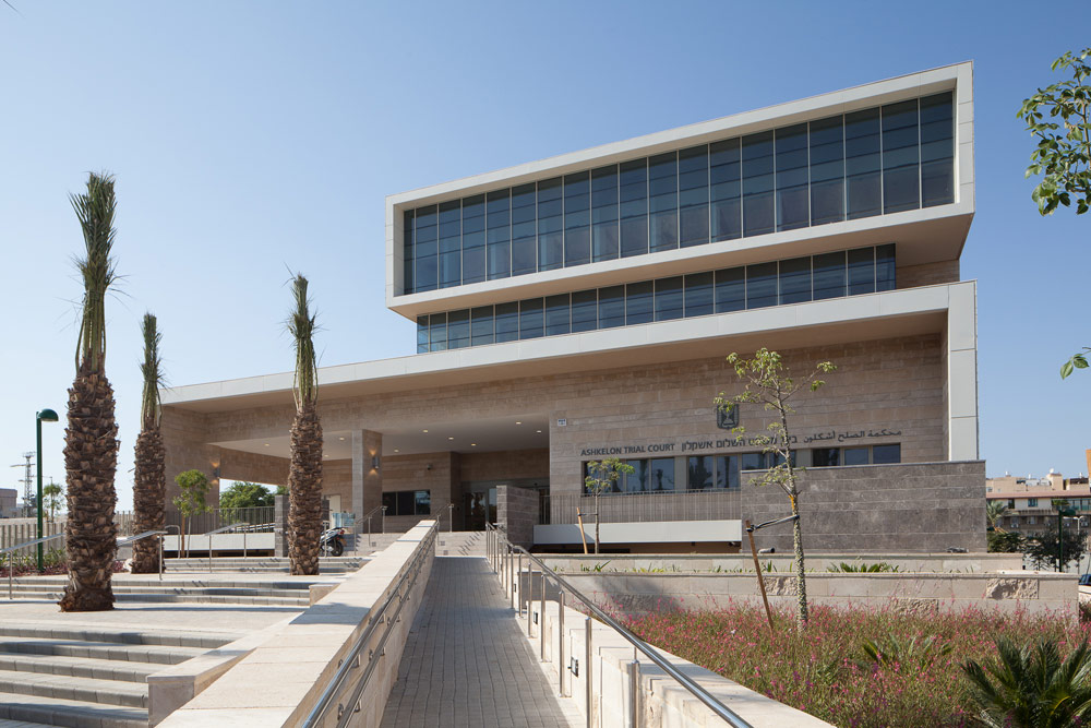 בית המשפט החדש באשקלון. קובייה שחזיתה שקופה המשקיפה על המרחב הציבורי בית המשפט באשקלון