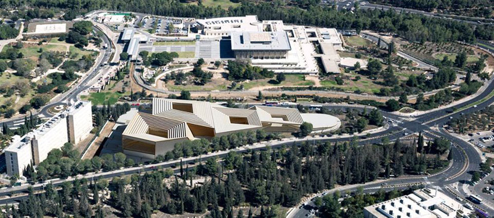 ההצעה של סגל. הגגות והחצרות הפנימיות נראים דומים מאוד להצעה של המשרד האולר-יון. מכיוון שהמארגנים לא מסכימים לפרסם יותר מההדמיה הזו, הציבור לא יכול לשפוט הצעת רפי סגל הספרייה הלאומית ירושלים
