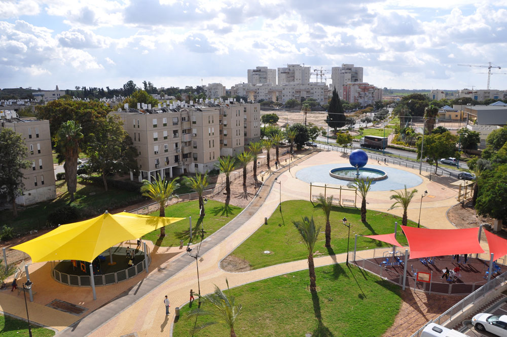 פארק נחל יבנה. עיר שהיא בעצם אוסף שכונות מנסה להפגיש את התושבים בסביבה ירוקה ונעימה. אלא שיש מגבלות, כפי שאפשר לקרוא בכתבה פארק הנחל יבנה ראש השנה 2012