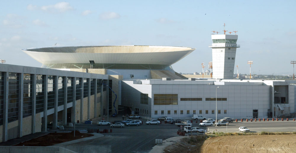 ''ההתפשטות של האבן הירושלמית מייצרת אדריכלות מסוידת וסימבוליזם מלוכני-לאומני, שהולך ומייצר אצלנו תחושת אי נוחות הולכת וגוברת. למשל, נמל התעופה בן גוריון'', אומר אלון בן נון נתבג הטרמינל החדש