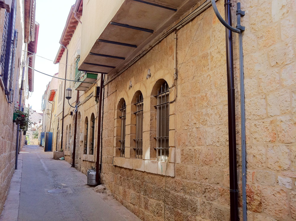 הבית מבחוץ, בשכונת מחנה יהודה. הכניסה נעשית מהצד השני, דרך החצר המרוצפת. הבית נבנה לפני 80 שנה, והוא בן שתי קומות מתי רוזנשיין דירה שכונת מחנה יהודה