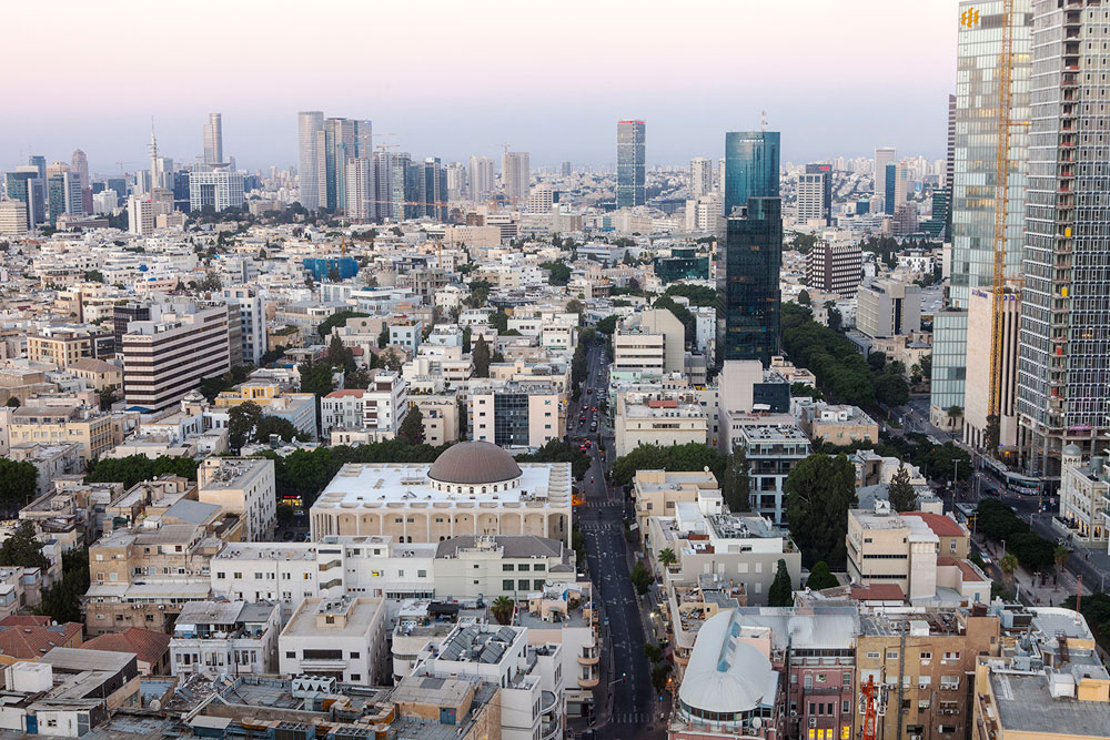 בית הכנסת על רקע לב העיר. האוכלוסייה הזדקנה, מספר הדתיים בלב העיר הצטמצם, אלנבי הוא רחוב מוזנח והחובות הצטברו בית הכנסת הגדול אלנבי