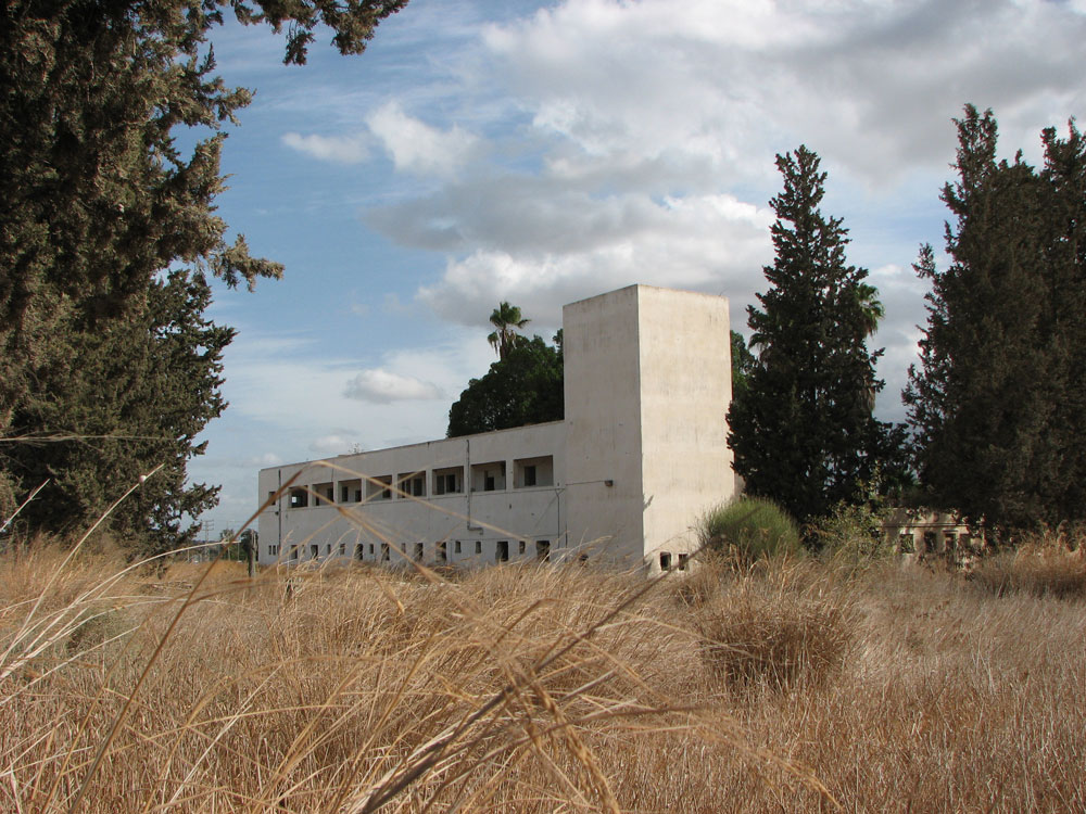 פרעות 1939 הביאו להקמתה של תחנת קטרה (גדרה) של המשטרה הבריטית, ולימים היא שימשה את משטרת ישראל. האם ייבנה כאן בית מלון? בינתיים היא נטושה מקומות נטושים 2013 תחנת טיגארט גדרה