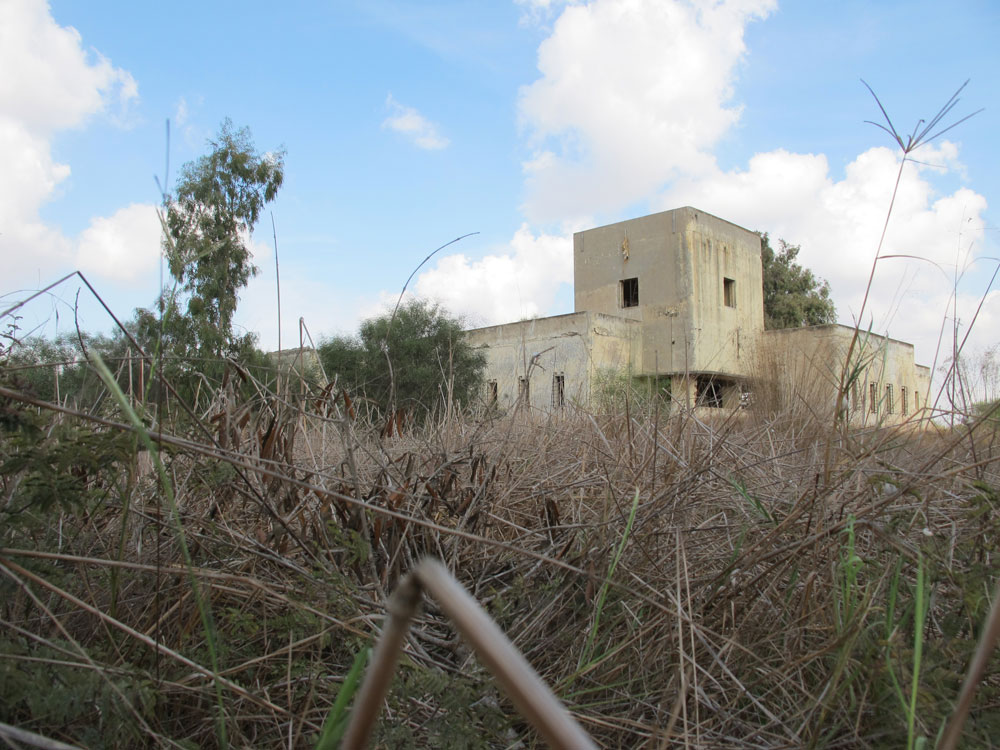 וזו אחותה, תחנת המשטרה הבריטית בבאר טוביה (באטאני), שאף היא הוקמה כתוצאה מהמהומות הקטלניות באזור. יוזמת תושבים לפתח את המבנה המרשים לא התגשמה מקומות נטושים 2013 תחנת משטרה באר טוביה