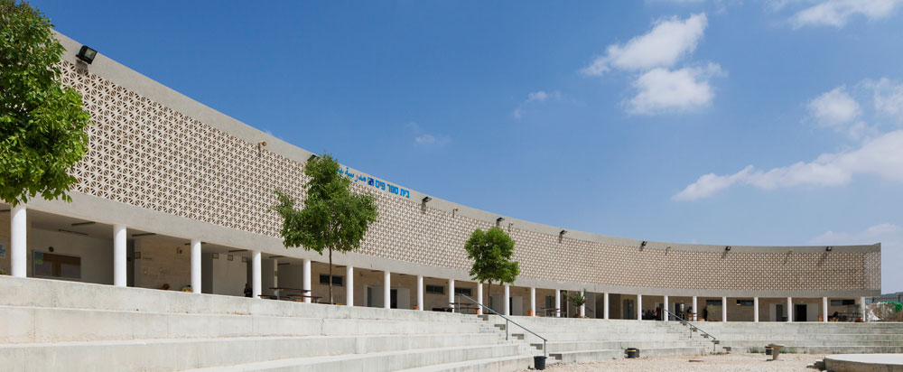 בית הספר בחורה, היישוב הבדווי הגדול בצומת שוקת, בולט במשרביות שלו שמסננות את האור ולהט המדבר בית ספר חורה