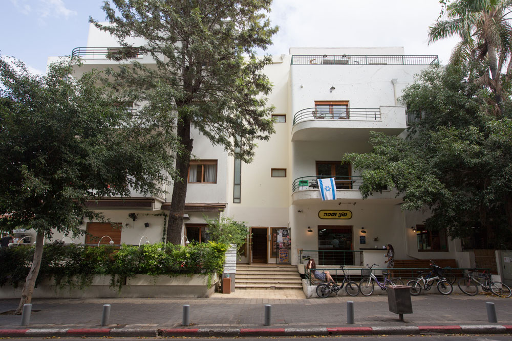 בניין בשדרות רוטשילד בת''א. חיפוש אינטליגנטי ואלגנטי אחר שכלול של האדריכלות המקומית, כשהוא מנצח על כל פרטי התכנון במו ידיו יהושע שטיינבוק