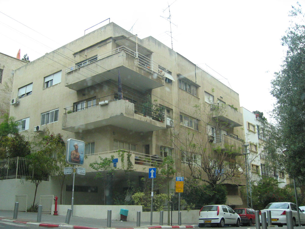 ''ויטק 9'' מהסדרה ''קרובים קרובים'', הוא הבניין בשדרות רוטשילד 123, הוא עוד בניין מפורסם של שטיינבוק, האדריכל הבלתי מפורסם יהושע שטיינבוק ויטק 9