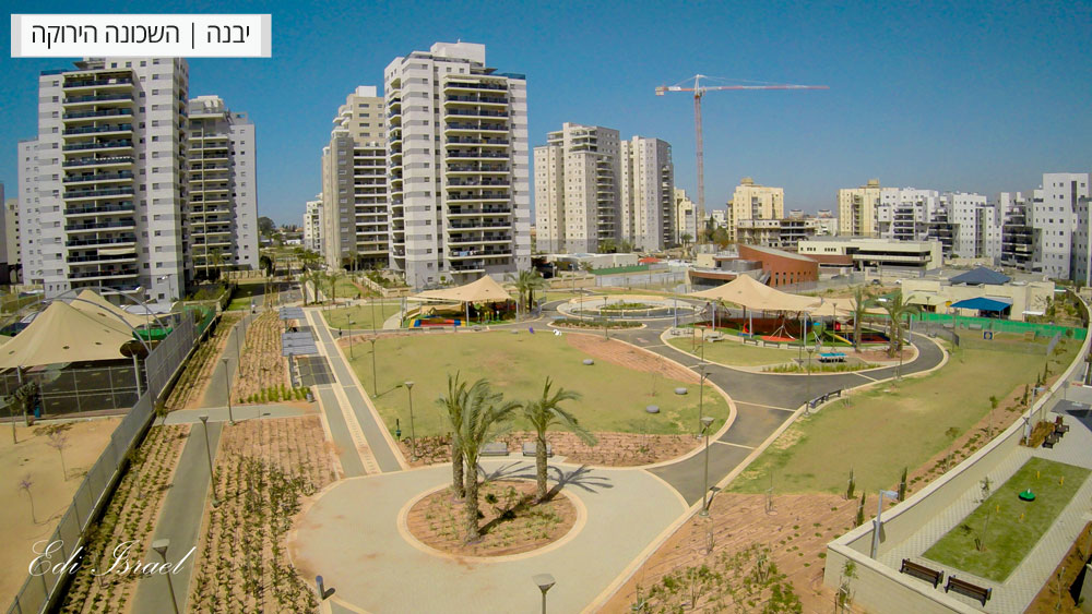 השכונה שמתכנניה חשבו על הכל: ב''יבנה הירוקה'' משליכים את האשפה לפירים מיוחדים, שמהם היא מועברת למתקן שכונתי - ודרך צינור החוצה פחי זבל מיחזור יבנה