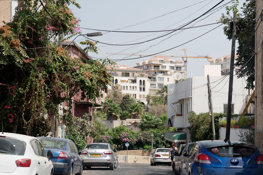 שכונת עג'מי ביפו, מבט מצפון. בעשורים האחרונים מושכת העיר תושבים יהודים חדשים, שרובם שייכים לבורגנות הבוהמיינית, בחיפוש אחר סגנון חיים המאפשר ניתוק מהעיר בלי לוותר על הקרבה למרכזה. החלוצים היו בוהמיינים ואמנים שהתהדרו, כבר בשנות ה-60 וה-70, בשיפוץ ''החורבות'' והפיכתן למשכנות יוקרה ''אמנותיים ואותנטיים'' יפו העתיקה עג'מי אנדרומדה אמנון בר אור