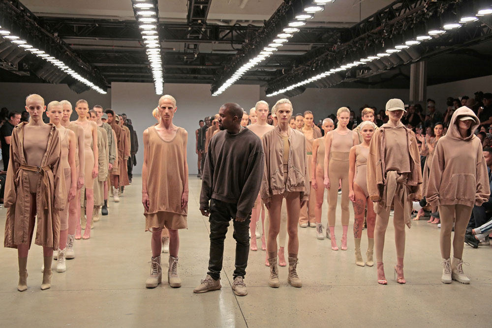 החיילים של קניה ווסט. תצוגת האופנה Yeezy2 בשיתוף עם חברת אדידס סיכום שבוע האופנה ניו יורק חלק שני אביב קיץ 2016 מעצבים צעירים רודבג׳ר