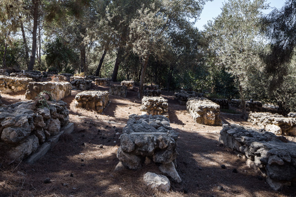 האדמה מצופה בשכבה עבה של מחטי עץ אורן, על הקברים עציצי חרס קטנים עם סוקולנטים, או ואזות ריקות מקרמיקה. קצת מוזנח, שקט מאוד, ויש תחושה של חיבור עמוק של מעגל החיים עם הארץ. בית הקברות הוותיק בית קברות גבעת ברנר