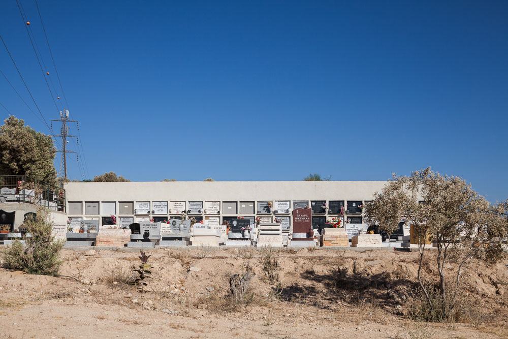 הקיר הזה, להבדיל, אינו להנצחה בלבד. כאן כבר פועלת הקבורה בקומות. בית העלמין ''מנוחה מכובדת'' לקבורה אלטרנטיבית בית קברות גבעת ברנר