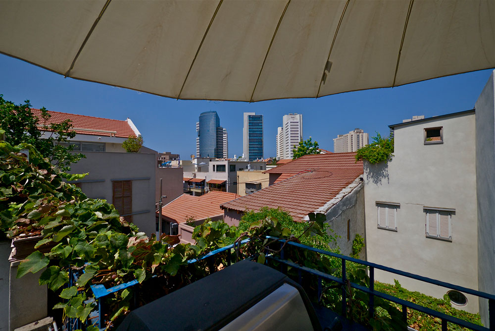 נוף מהמרפסת אל סמטאות נווה צדק ועבודות הפיתוח של תל אביב אושפיזין בסטייל 2015 ביקור בית בתים מעצבי אופנה אליז ג'וליארד שניידרמן נווה צדק
