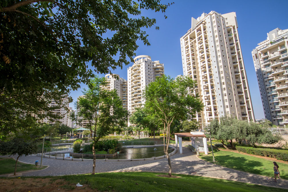 זו אחת השכונות הגדולות שנבנו בישראל בשנים האחרונות, ואת הבעיות שלה סקרנו בכתבה נרחבת. לחצו על התמונה לכתבה על אם המושבות החדשה, פ''ת שכונות גנריות אם המושבות פתח תקווה