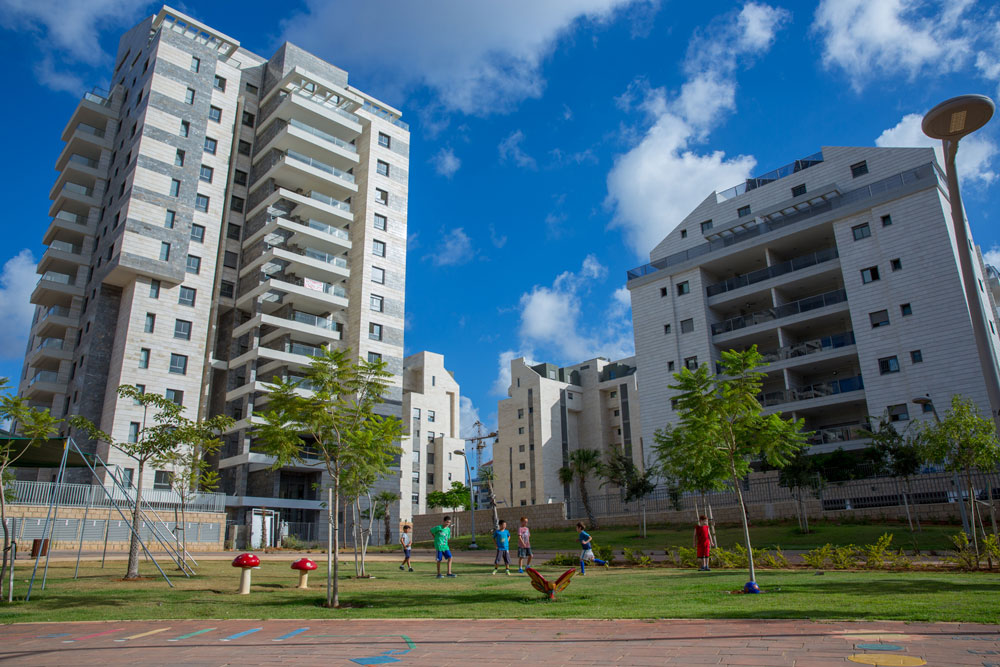 הבניינים בשכונות החדשות מתעלמים מהשכנים שלהם. אין בלוק עירוני שיוכל ליצור קשר בין אנשים ורחוב אמיתי. זאת כפר סבא הירוקה. לחצו על התמונה לניתוח העיר שכונות גנריות כפר סבא הירוקה
