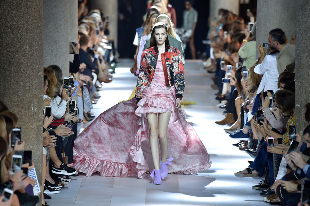 סיכום שבוע האופנה מילאנו אביב קיץ 2016 טרנד שובל בשמלה רוברטו קוואלי