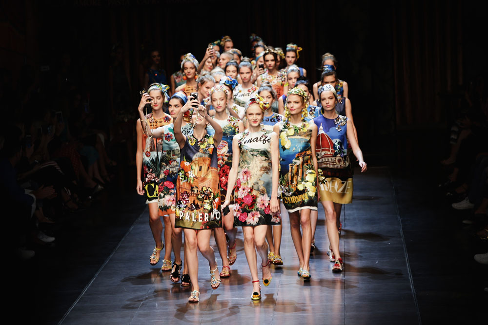 סיכום שבוע האופנה מילאנו אביב קיץ 2016 שובו של המראה הנוצץ דולצ'ה אנד גבאנה