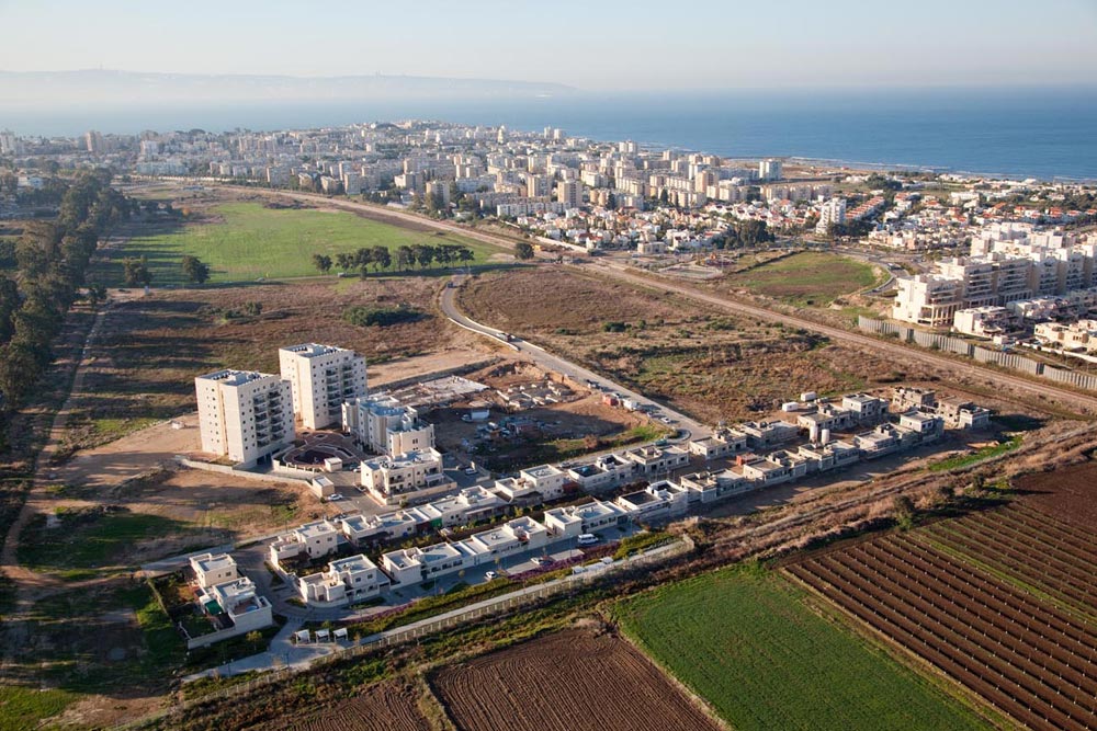 בחלוקה גסה אפשר לומר שהיהודים שיכולים לעזוב לשכונות החדשות - עושים את זה. מסילת הרכבת חוצצת בין הישן לחדש, והעיר יוצאת נפסדת מהפיצול צילום אוויר עכו