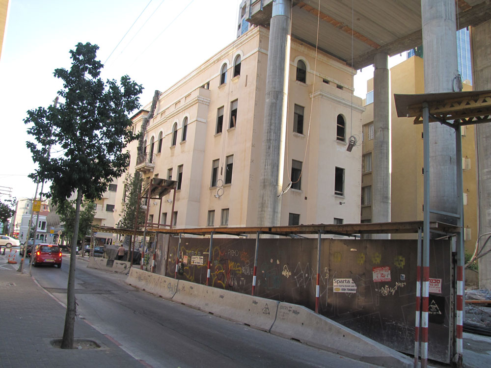 על הכתפיים: המגדל החדש נצמד לגג של בית בכר ההיסטורי, בפינת הרחובות רוטשילד-נחלת בנימין-לילינבלום בתל אביב רוטשילד 22 בית בכר שימור