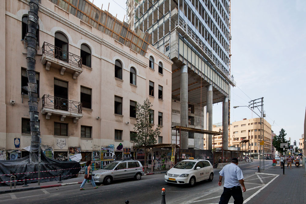 כיצד תשוחרר קופסת השימור הזו? יגלחו את הקומה העליונה של בית בכר (תוספת לא מקורית שלו) ואז ייווצר פער של 3 מטרים מגדל המזרחי בית בכר רוטשילד 22