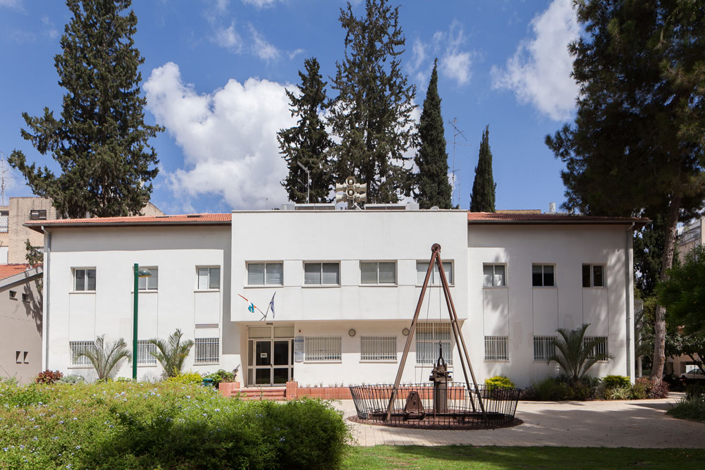 במסגרת התוכנית שלו הופקעו שטחים לטובת מבני ציבור, כדי ליצור רצף של מבני חינוך וגנים ציבוריים. בזכות ההחלטות האלה הפכה כפר סבא לעיר שנעים לחיות בה כפר סבא בחירות מקומיות 2013
