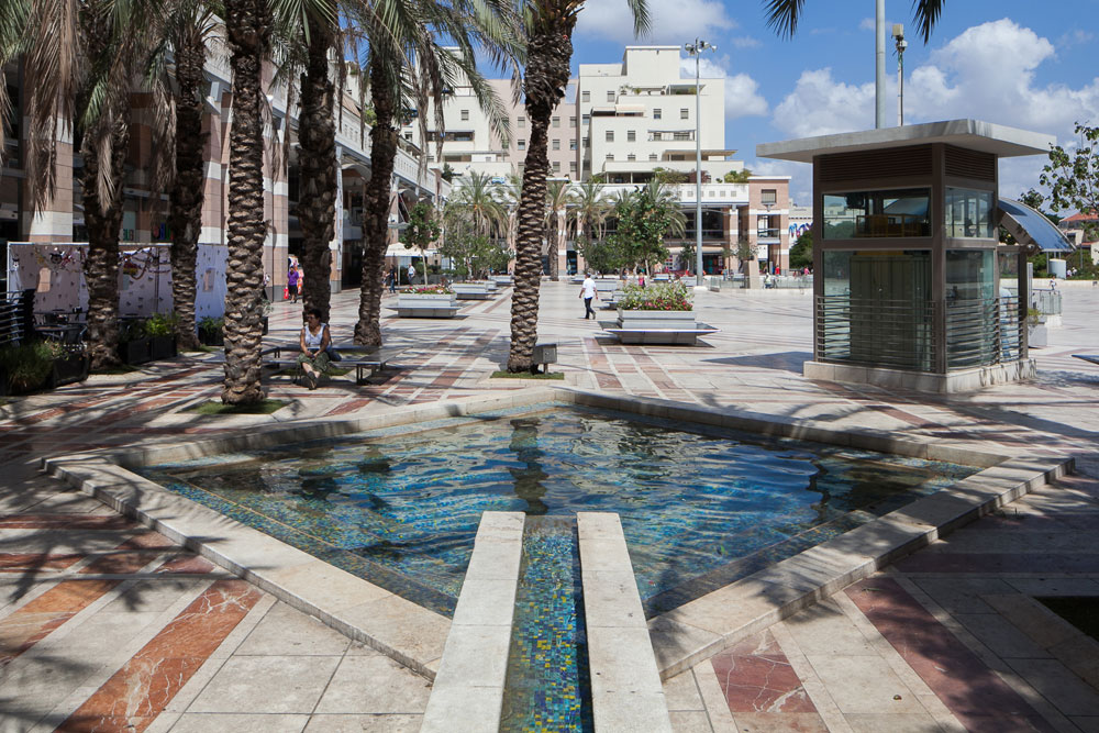 אחד הקניונים העירוניים המוצלחים בישראל - קניון ערים, המשלב מגורים, מסחר וכיכר עירונית - עומד לאבד את בתי הקולנוע. מה יקרה לו? כפר סבא קניון ערים