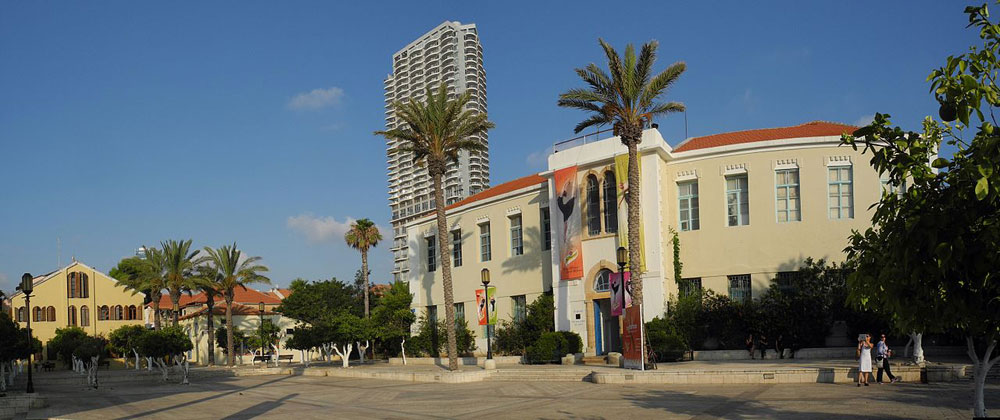 מרכז סוזן דלל נתן חיזוק משמעותי לנוה צדק, שעשתה אז צעדים ראשונים משכונה מפוקפקת למעוז מגורים מבוקש. מהנדס העיר דרש שאדריכל הנוף שלמה אהרונסון יתכנן את הכיכר, ולהט נתן גיבוי. התוצאה היא אחת הכיכרות האהובות ביותר בארץ סוזן דלל שלמה להט תל אביב סוזן דלל