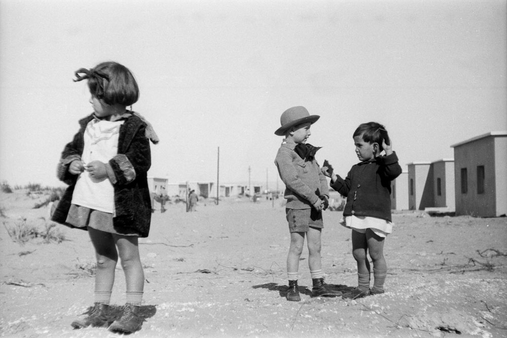 ילדים בשכונת העובדים בקריית חיים, שנות ה-30 של המאה הקודמת. מתוך התערוכה לשימוש הכתבהלבד תערוכות אדריכלות בין חיפה ליריחו