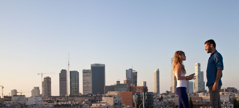 וזה הנוף שנשקף מהגג, שכבר כוסה בדק ולאורך מעקותיו בר צר. עכשיו בונים לבניין מעלית חיצונית, ואת החצר הפנימית יהפכו למקום מפגש נוסף, בסגנון בית קפה סוסה SOSA המשרדים החדשים