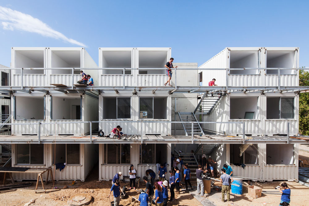 כל זוג מכולות מרכיב יחידה משותפת שתשרת שני סטודנטים. אלה שתי מכולות סטנדרטיות (בגודל 2.5 מטר על 12 מטר) שיוצרות יחידה משותפת של כ-60 מ''ר. כל יחידה תכיל שני חדרי שינה, סלון ומטבח; הממ''דים שממוקמים בין כל צמד-יחידות ישמשו כחלל עבודה בימי שלום מכולות שדרות