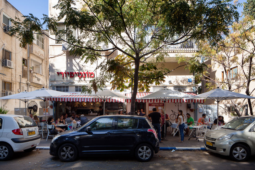 שדרות יהודית הן עמוד השדרה הירוק של מונטיפיורי, שכונה עתירת מוסכים, בתי מלאכה וגם בתי בושת, שחוזרת בשנים האחרונות לימיה היפים בגלל התייקרות הדיור בת''א שכונת מונטפיורי תל אביב