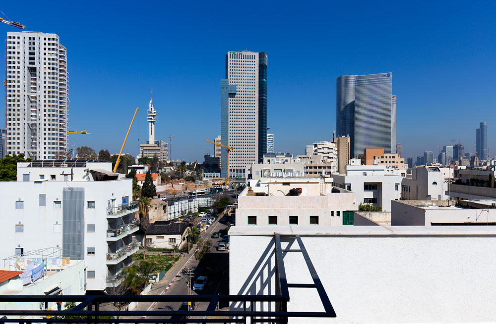קרובה, אך רחוקה: בקו אווירי, מונטיפיורי היא המשך ישיר של רחוב הארבעה והקריה, אך דרך בגין היא מחסום סואן. אם אכן יימתחו גשרים להולכי רגל ולאופניים, יהיה כאן שינוי של ממש שכונת מונטפיורי תל אביב