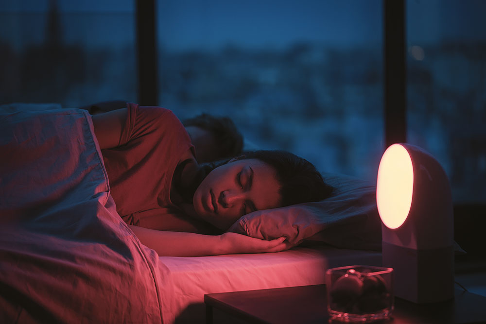 Withings Aura הוא גם שעון מעורר, גם מנורה שמפיצה אור בגוונים שמסייעים להירדמות ולהתעוררות, וגם מכשיר העוקב אחר השינה ועוזר לקבוע אם היא מספקת לשימוש הבלוג בלבד טננבאום חזן סמארטפון אפליקציות